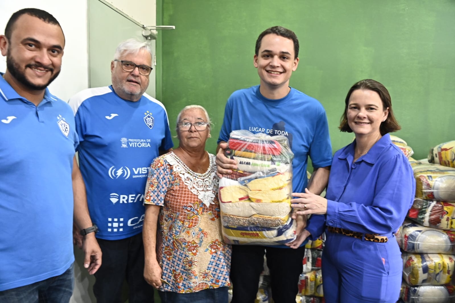 Pazolini entrega cestas básicas a 200 famílias de Vitória