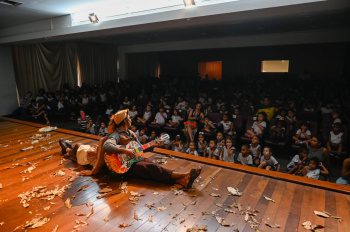 Teatro e diversão: ação da Biblioteca Municipal lota auditório da PMV