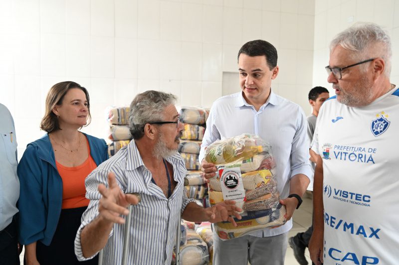 Alimentação segura: Famílias da capital recebem cestas de alimentos