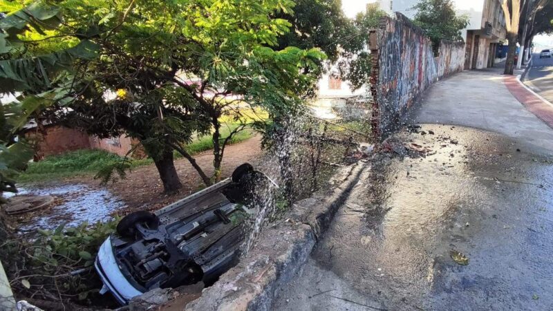 Carro cai de barranco de 4 metros na Curva do Saldanha em Vitória