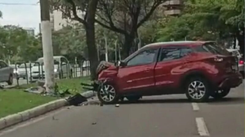 Motorista perde o controle da direção e carro bate em poste na Praia do Canto