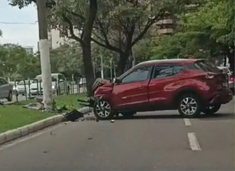 Motorista perde o controle da direção e carro bate em poste na Praia do Canto