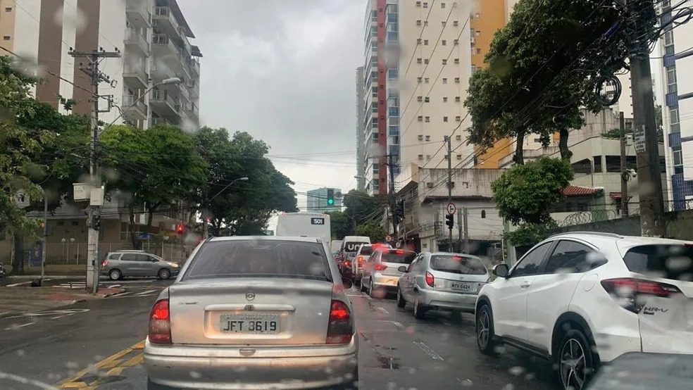 Motorista é ‘multado’ por cuspir chiclete na rua em Vitória