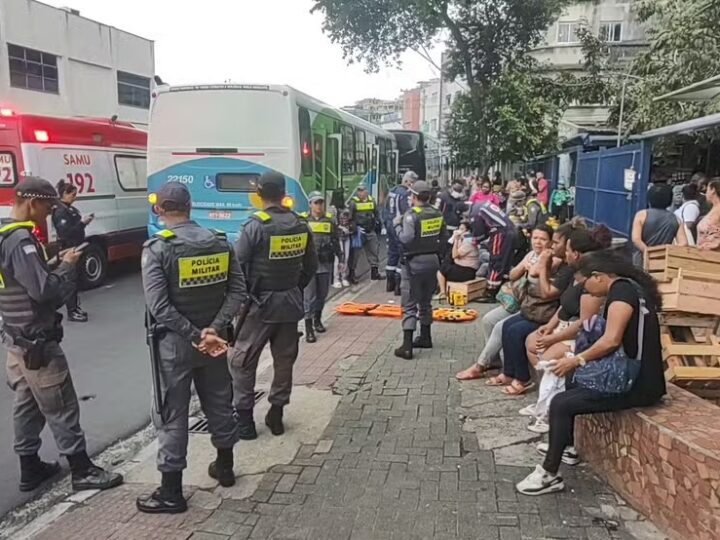 Acidente entre dois ônibus deixa oito passageiros feridos em Vitória