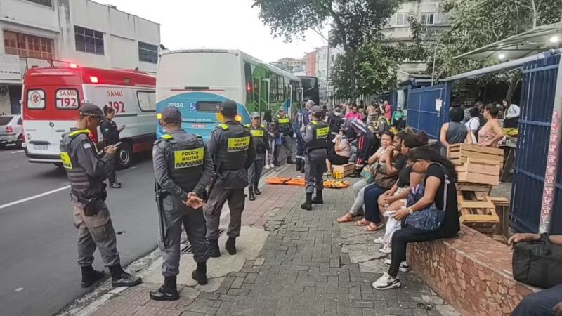 Acidente entre dois ônibus deixa oito passageiros feridos em Vitória