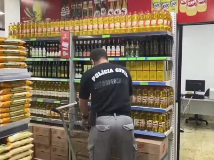 Polícia flagra venda de sabão em pó falsificado e azeite impróprio para consumo em supermercados e farmácias no ES; veja nomes