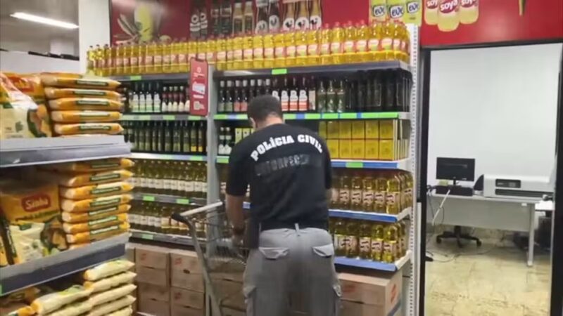 Polícia flagra venda de sabão em pó falsificado e azeite impróprio para consumo em supermercados e farmácias no ES; veja nomes