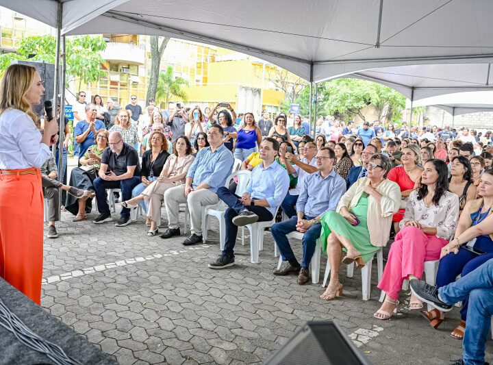 Servidores de Vitória são homenageados durante café da manhã e prefeito anuncia adiantamento do 13º