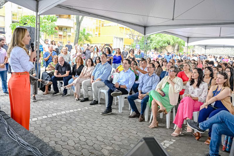 Servidores de Vitória são homenageados durante café da manhã e prefeito anuncia adiantamento do 13º