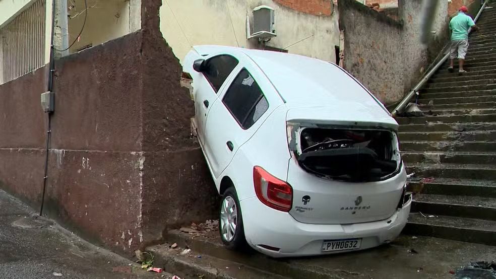 Carro de aplicativo despenca escadaria abaixo e atinge casa em Vitória