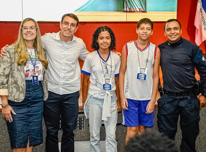 Estudantes assumem o comando da cidade por um dia como Prefeito e Secretários de Vitória