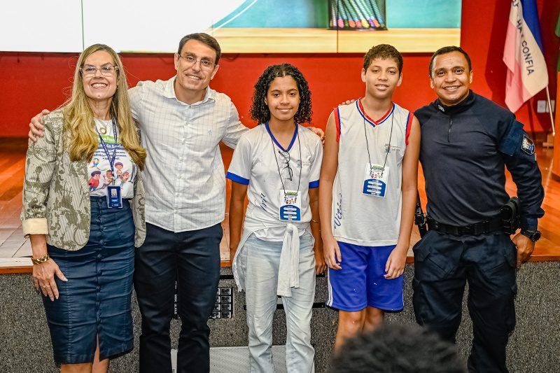 Estudantes assumem o comando da cidade por um dia como Prefeito e Secretários de Vitória